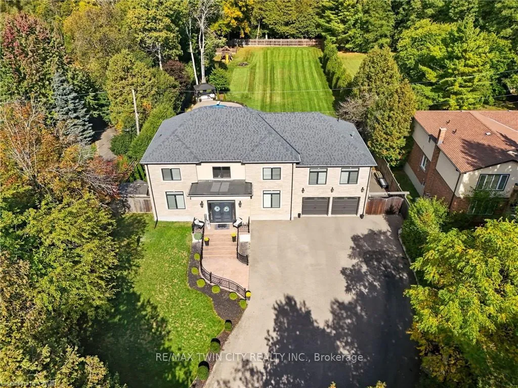 Front of 855 Avenue Road