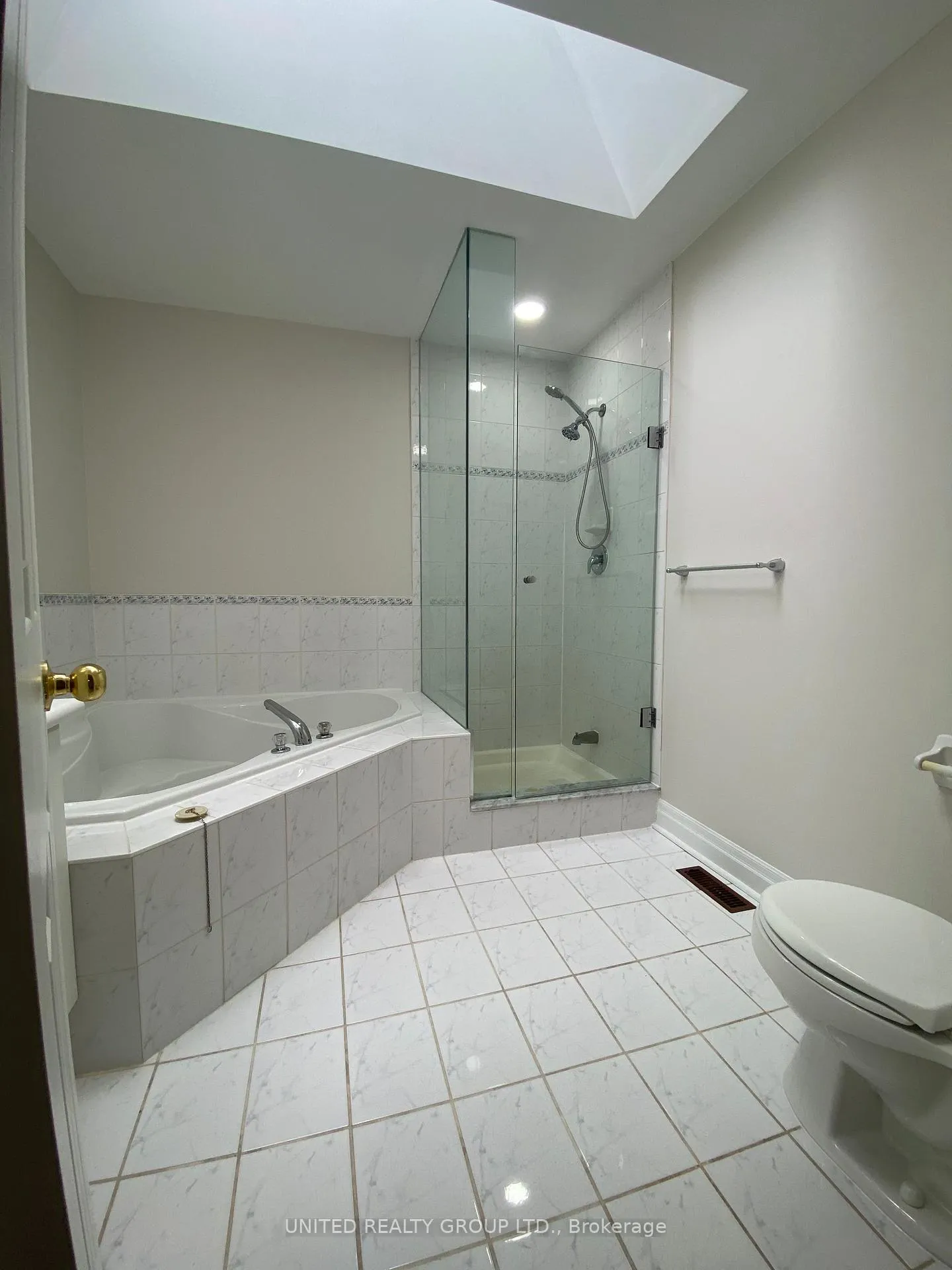 Photo 9 of 34 Algarve Crescent, Toronto, Weston-Pellam Park — HOMEH