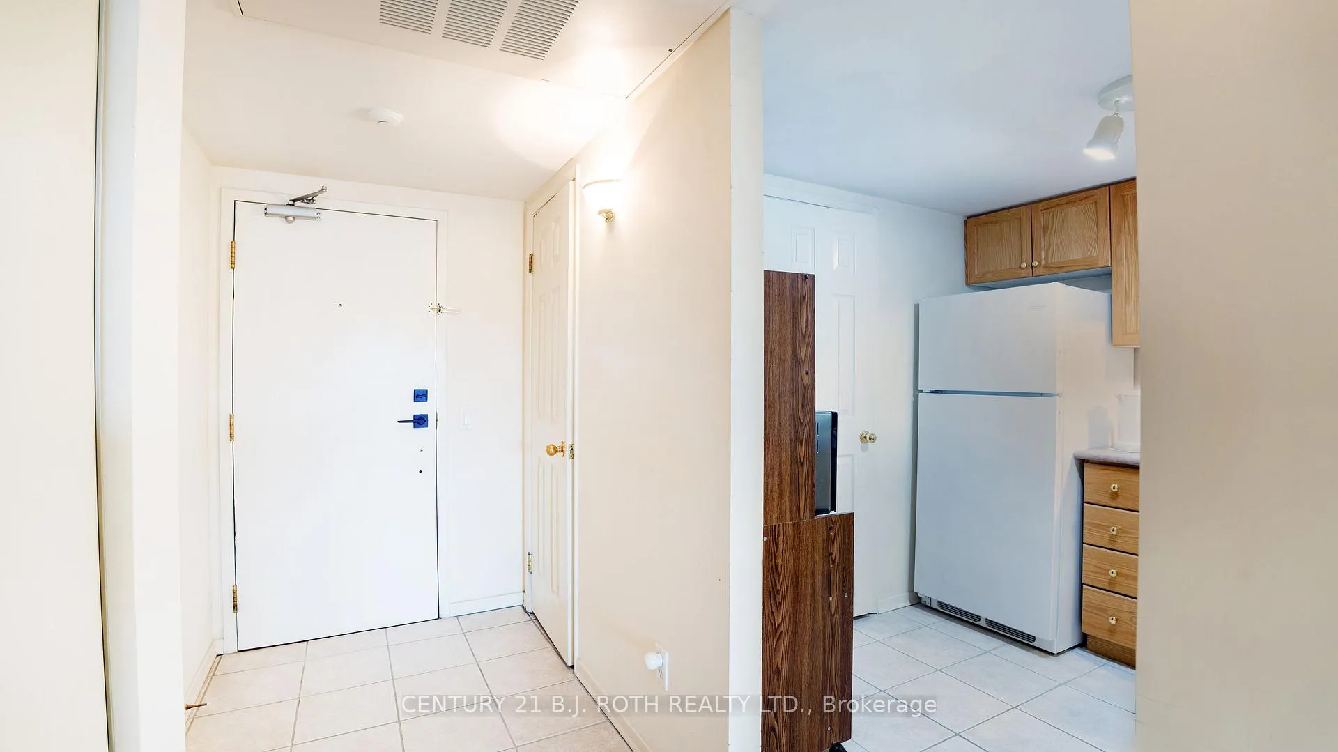 Photo 3 of Unit 411, 160 Wellington Street E, Aurora, Bayview Wellington — HOMEH