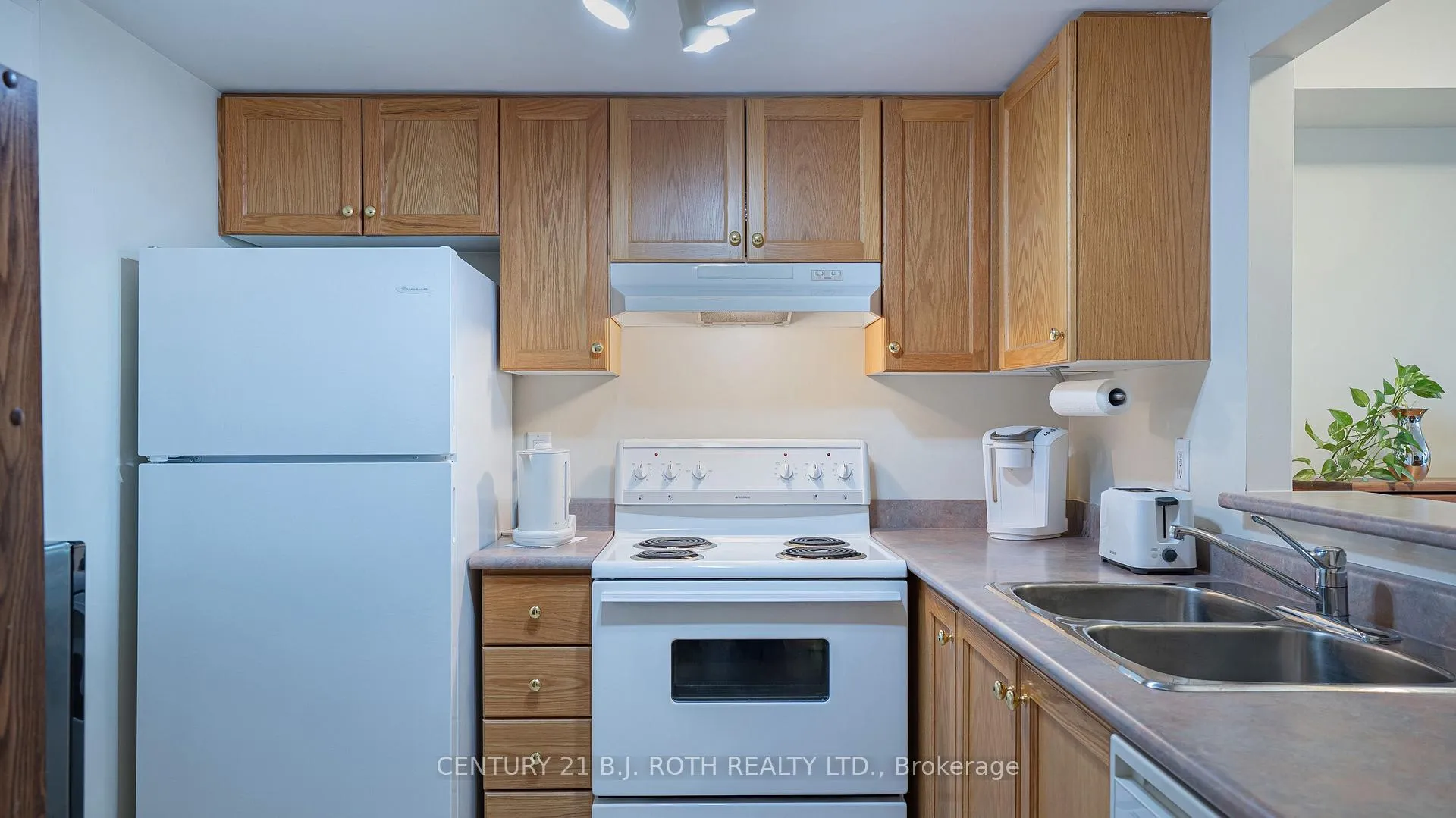 Photo 4 of Unit 411, 160 Wellington Street E, Aurora, Bayview Wellington — HOMEH