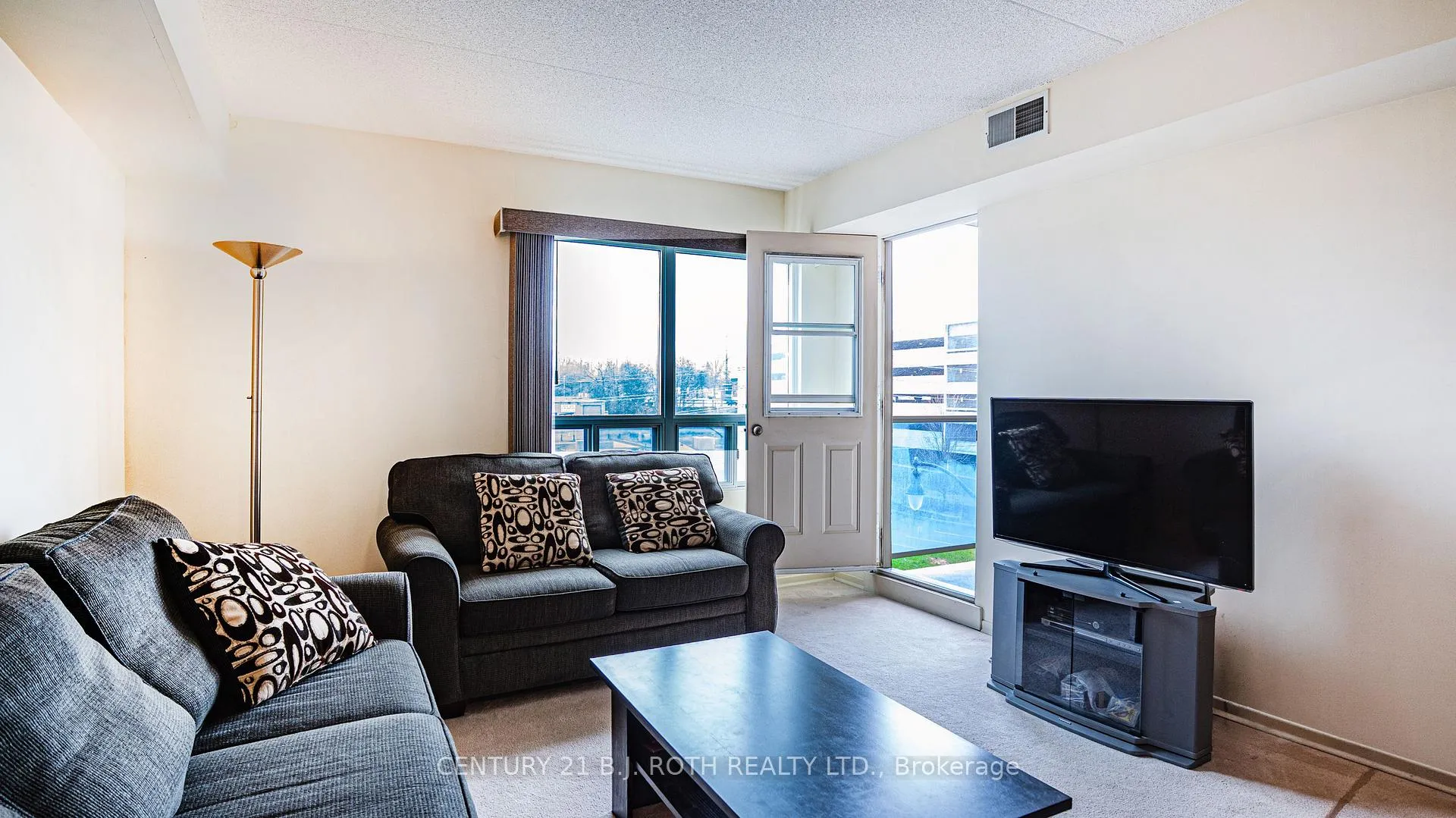 Photo 9 of Unit 411, 160 Wellington Street E, Aurora, Bayview Wellington — HOMEH