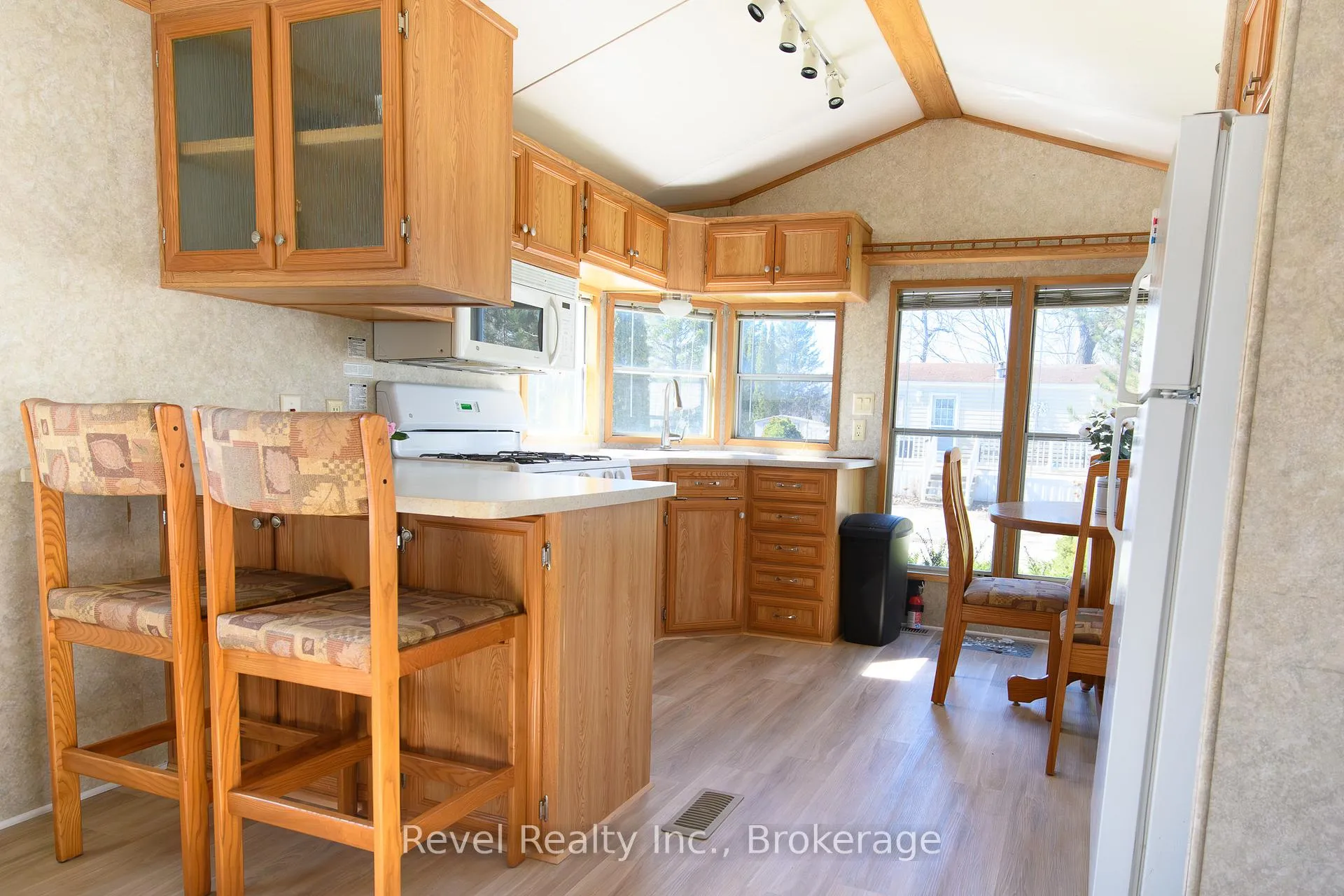 Photo 6 of 30 Huron Circle, Wasaga Beach — HOMEH