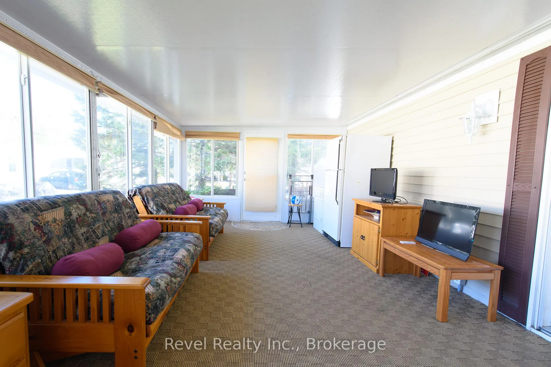 Photo 12 of 30 Huron Circle, Wasaga Beach — HOMEH