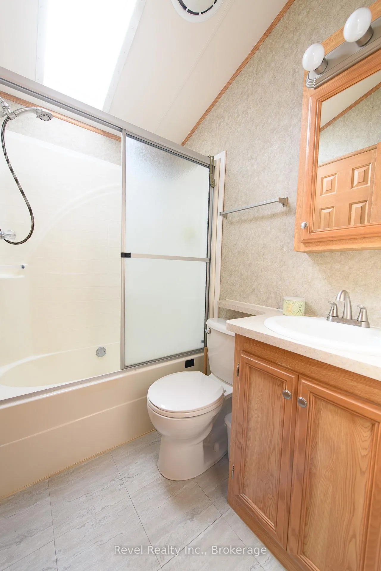 Photo 16 of 30 Huron Circle, Wasaga Beach — HOMEH