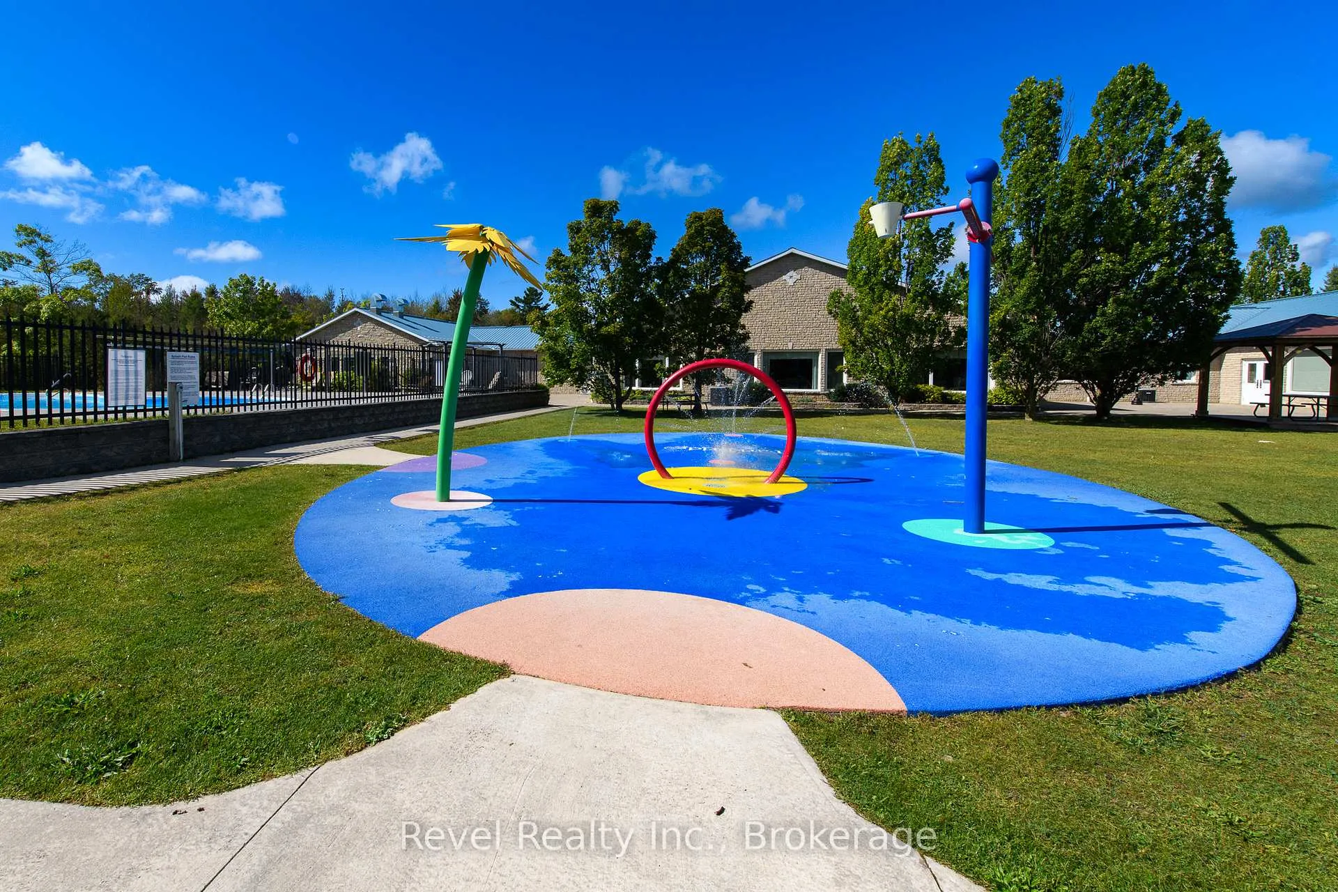 Photo 17 of 30 Huron Circle, Wasaga Beach — HOMEH