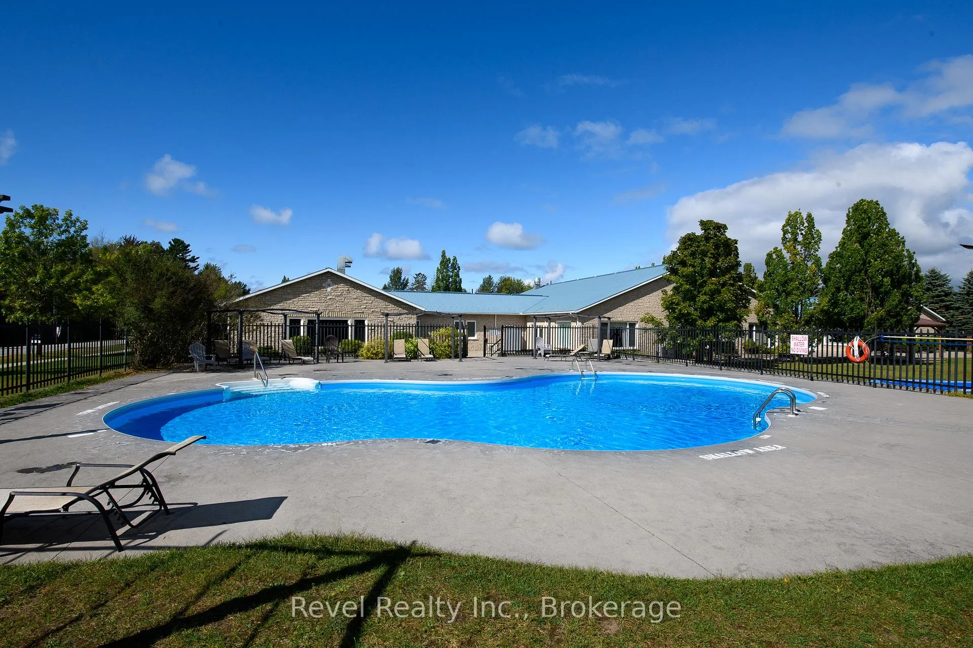 Photo 18 of 30 Huron Circle, Wasaga Beach — HOMEH