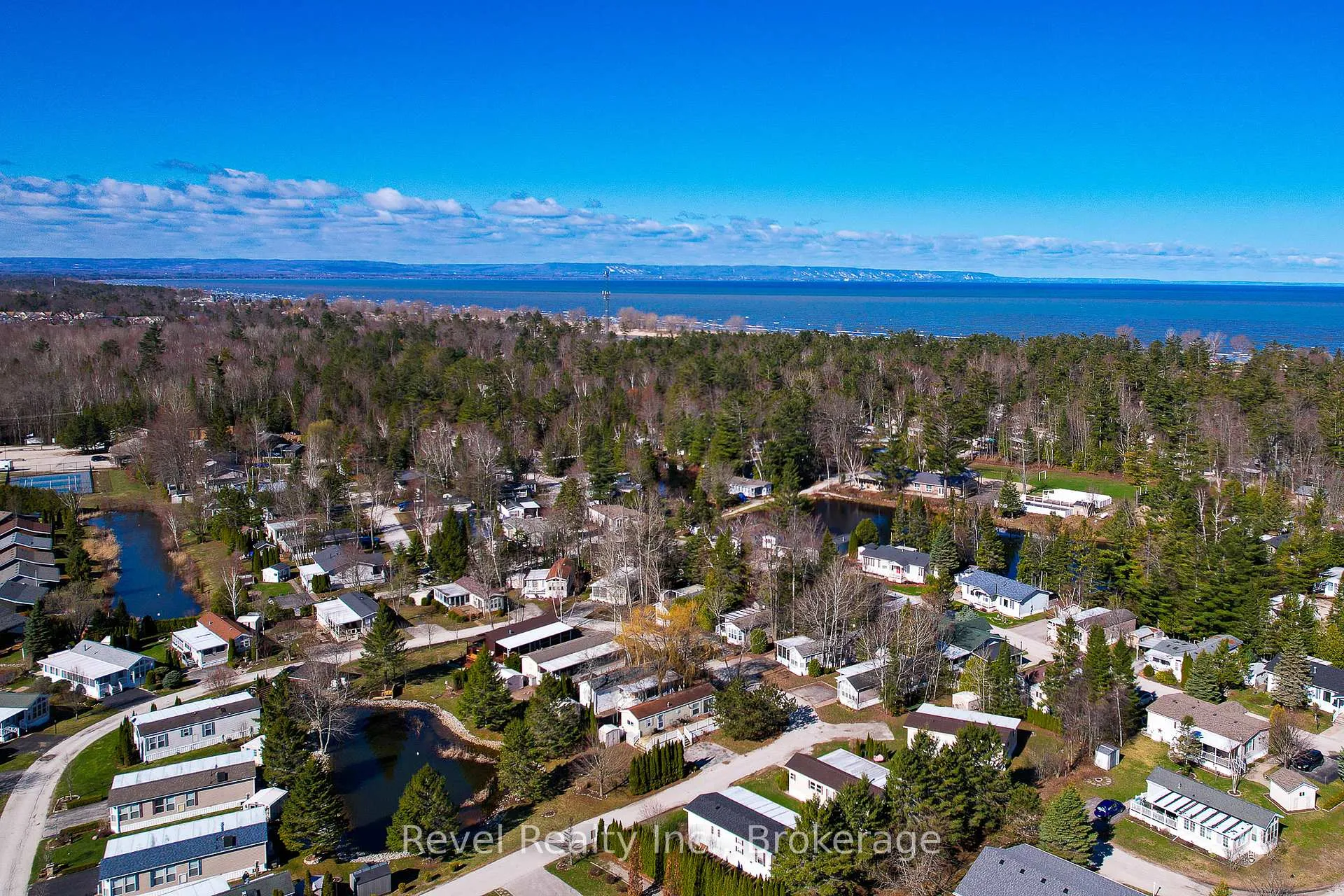 Photo 19 of 30 Huron Circle, Wasaga Beach — HOMEH