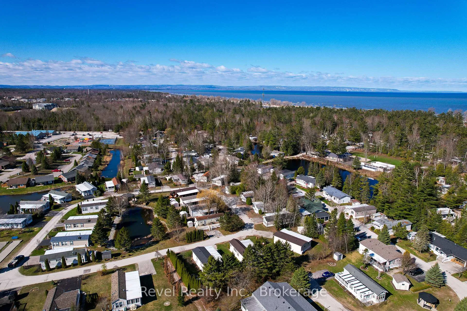 Photo 20 of 30 Huron Circle, Wasaga Beach — HOMEH
