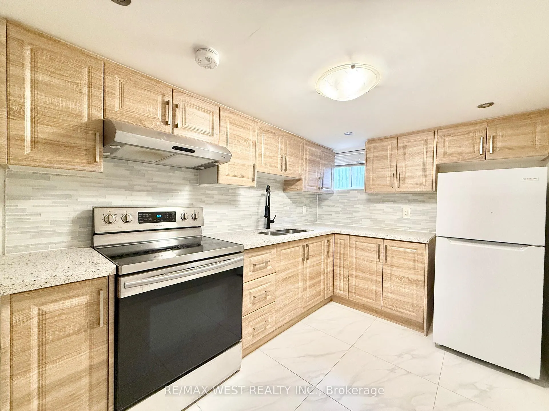 Photo 4 of Unit Lower, 48 Keystone Avenue, Toronto, East End-Danforth — HOMEH