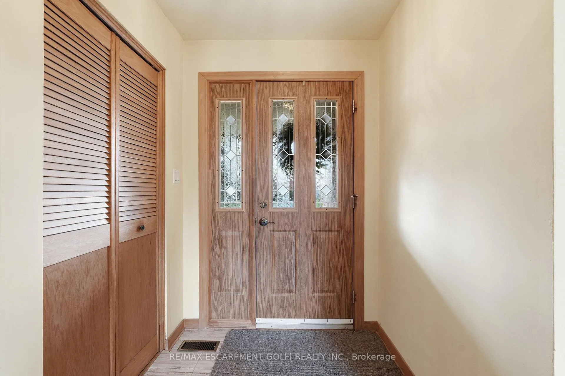 Photo 6 of 4 Tilbury Court, Hamilton, Huntington — HOMEH