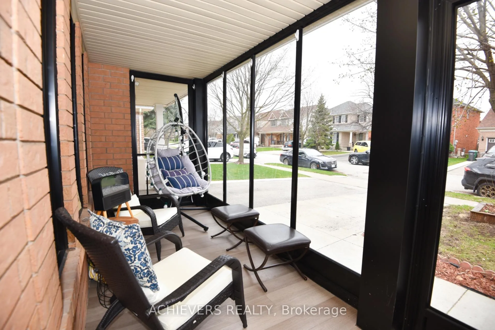 Photo 5 of 77 Thorpe Crescent, Brampton, Fletcher's Meadow — HOMEH