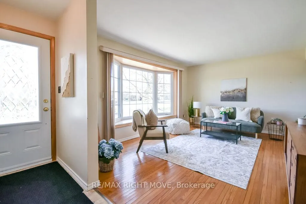 Photo 3 of 323 Collins Drive, Orillia — HOMEH