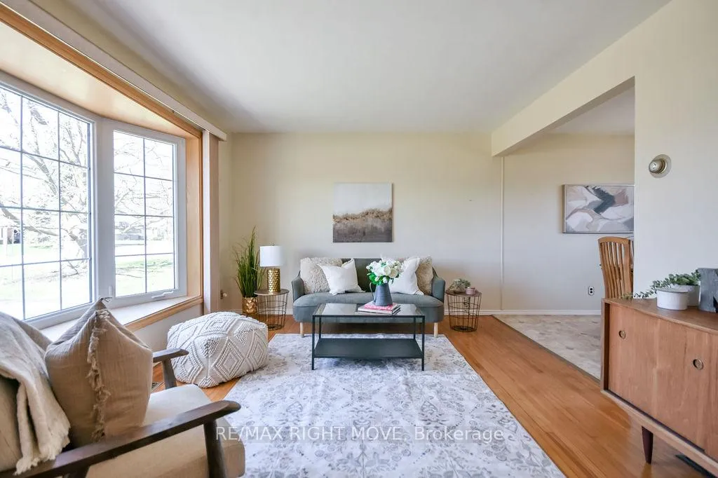 Photo 4 of 323 Collins Drive, Orillia — HOMEH