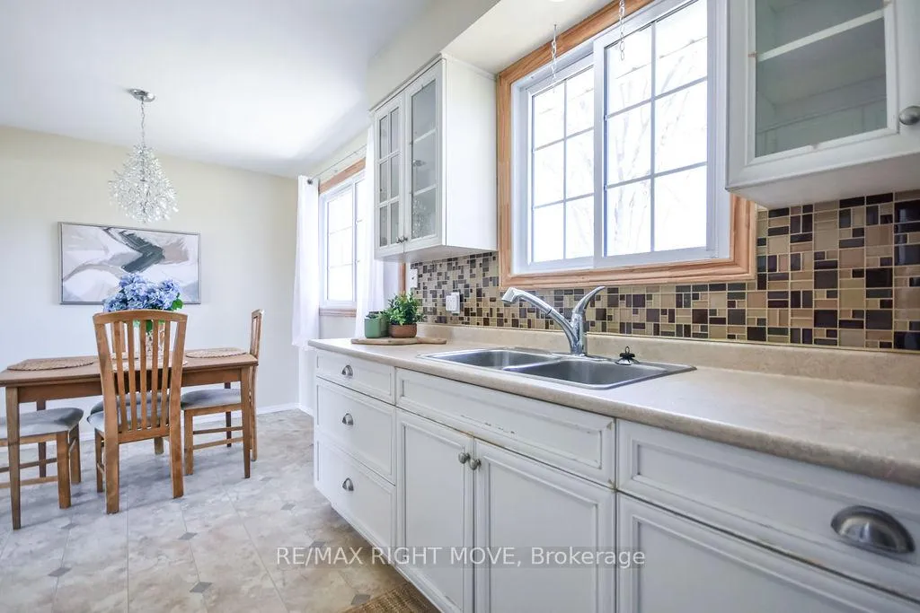 Photo 10 of 323 Collins Drive, Orillia — HOMEH
