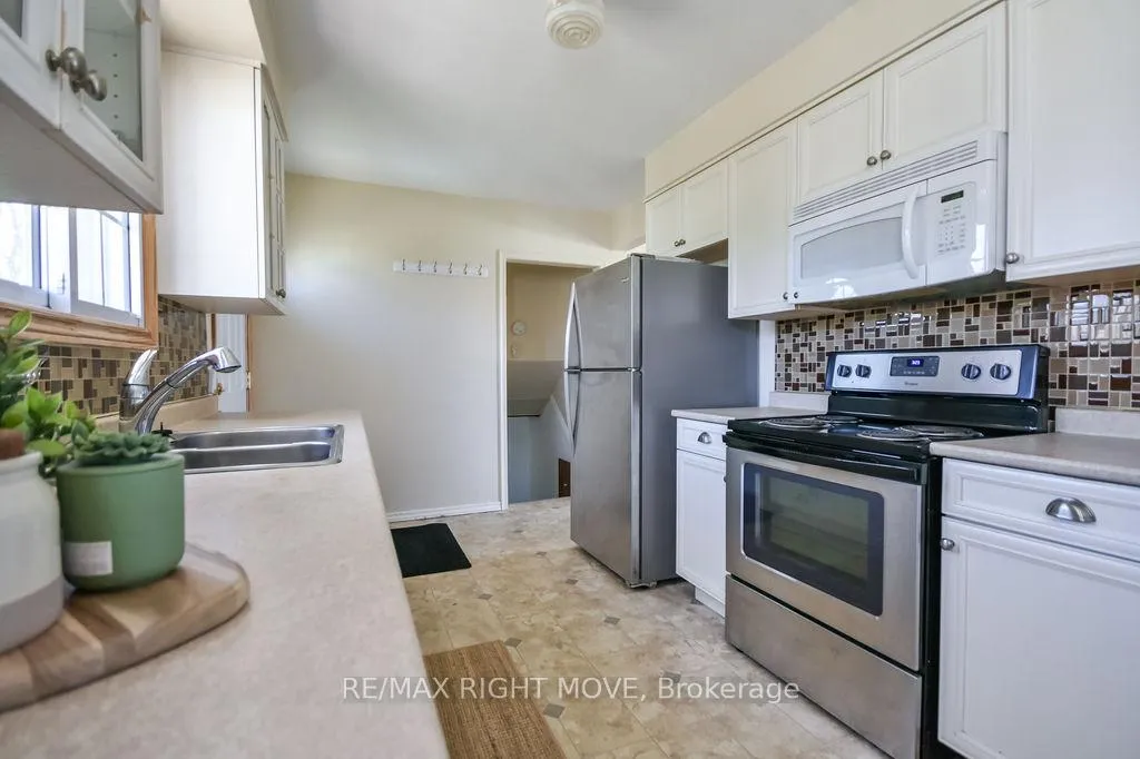 Photo 13 of 323 Collins Drive, Orillia — HOMEH