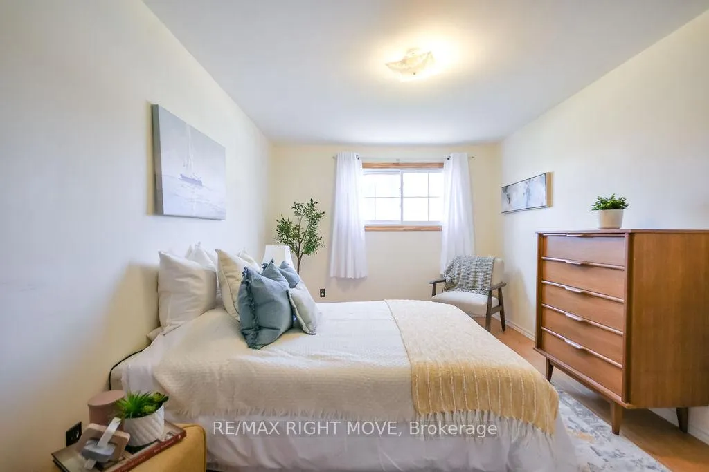 Photo 19 of 323 Collins Drive, Orillia — HOMEH