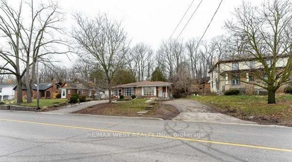 Front of 368 Fountain Street S