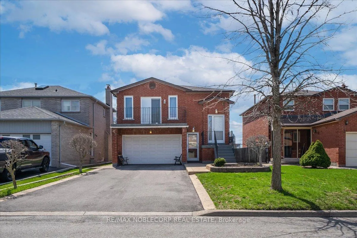 Photo 2 of 175 Oliver Lane, Vaughan, Maple — HOMEH