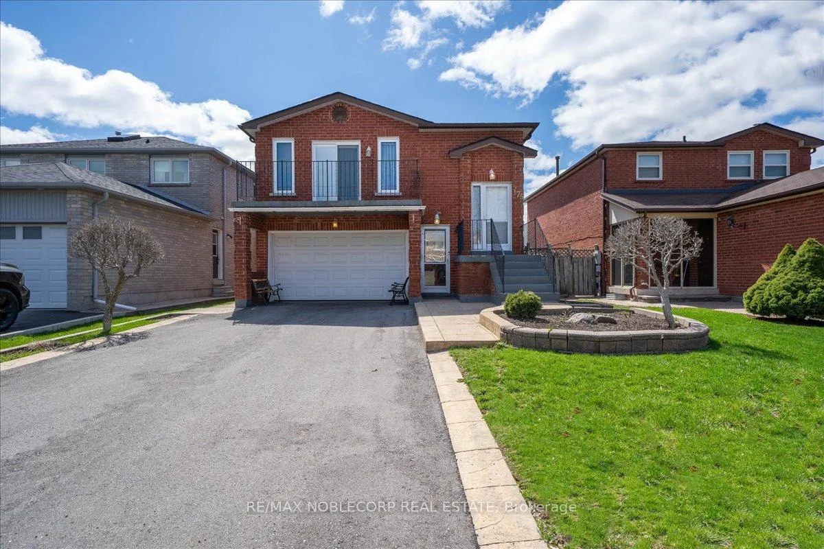 Photo 3 of 175 Oliver Lane, Vaughan, Maple — HOMEH