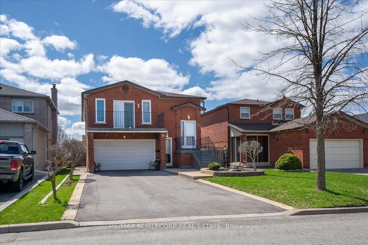 Photo 4 of 175 Oliver Lane, Vaughan, Maple — HOMEH