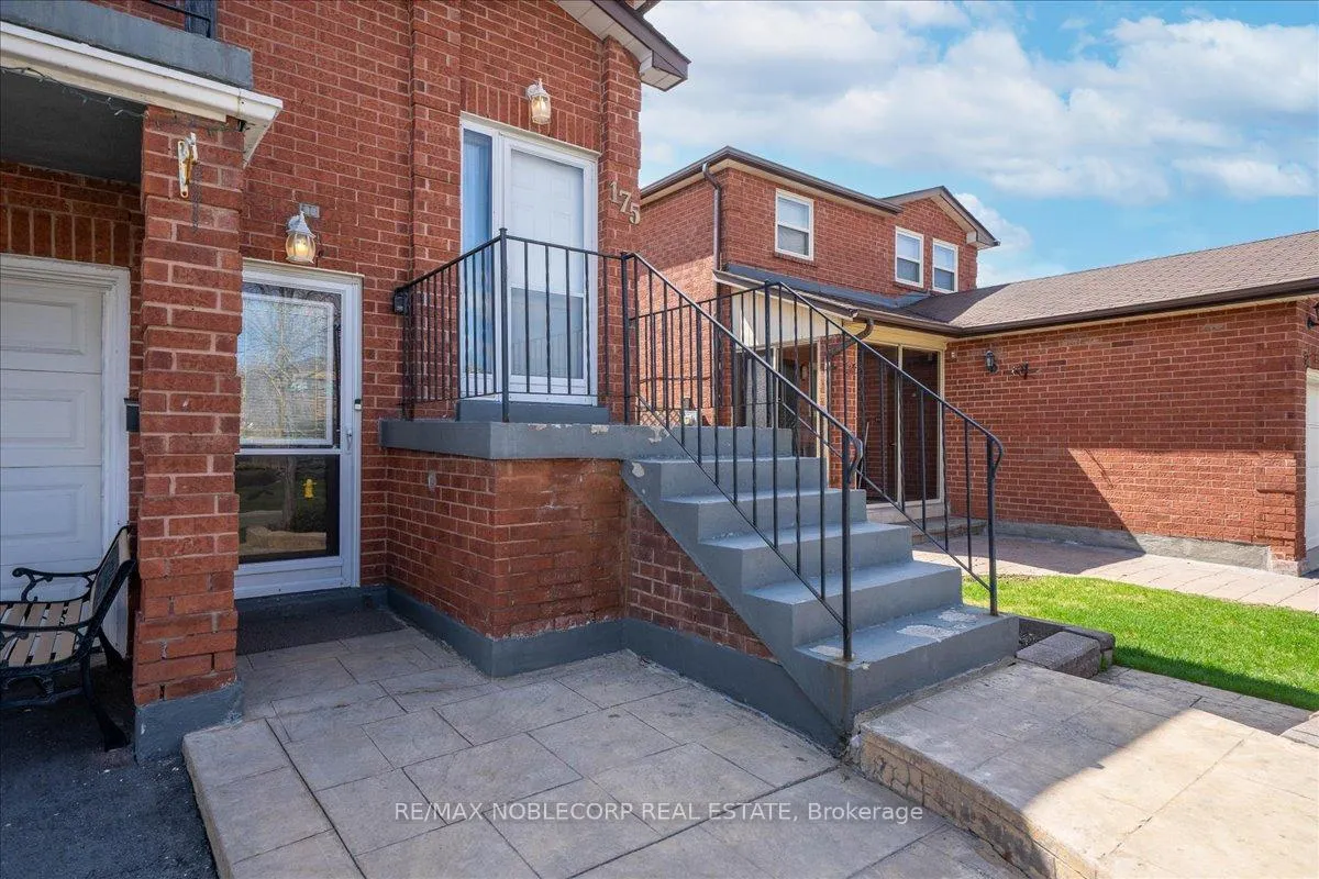 Photo 6 of 175 Oliver Lane, Vaughan, Maple — HOMEH