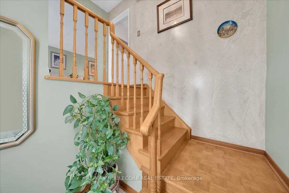 Photo 7 of 175 Oliver Lane, Vaughan, Maple — HOMEH