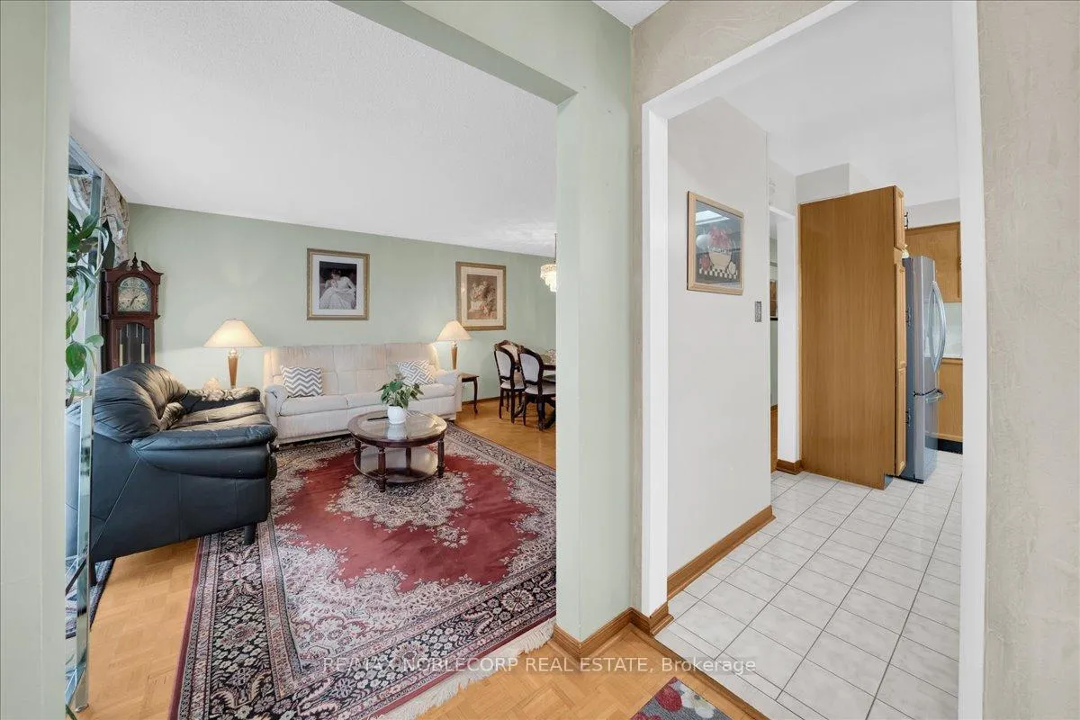 Photo 9 of 175 Oliver Lane, Vaughan, Maple — HOMEH