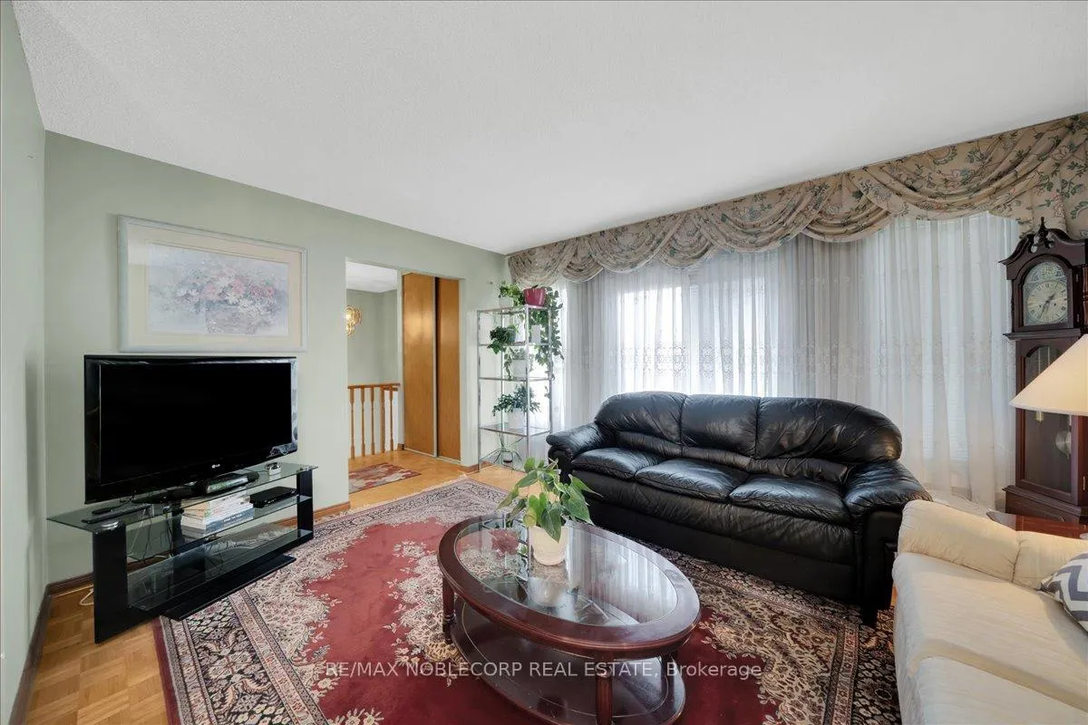 Photo 12 of 175 Oliver Lane, Vaughan, Maple — HOMEH