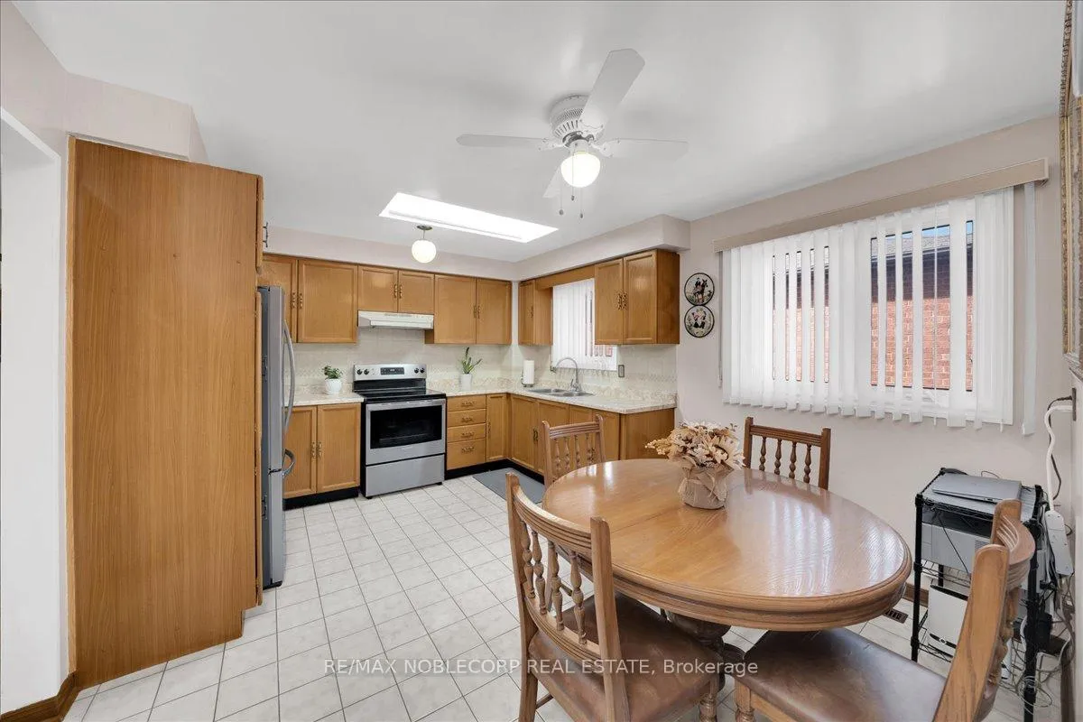 Photo 14 of 175 Oliver Lane, Vaughan, Maple — HOMEH