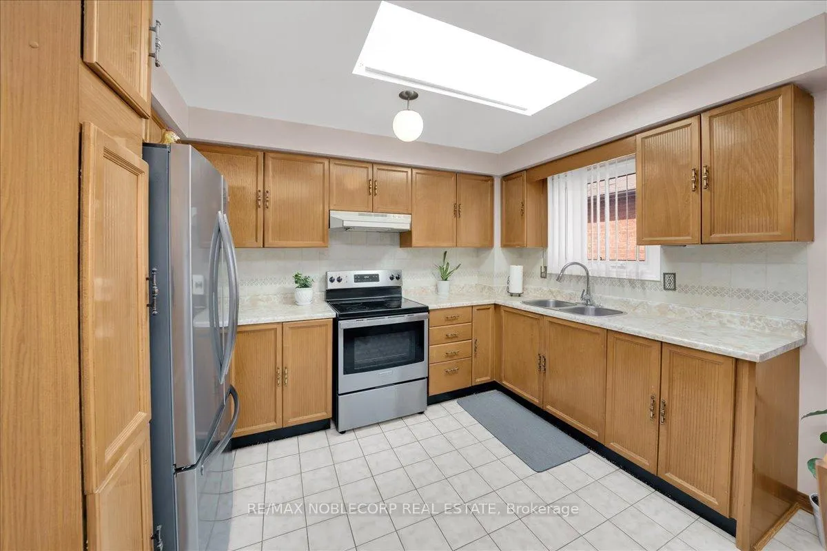 Photo 15 of 175 Oliver Lane, Vaughan, Maple — HOMEH