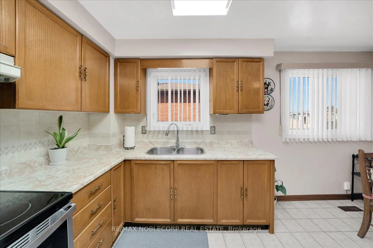 Photo 17 of 175 Oliver Lane, Vaughan, Maple — HOMEH