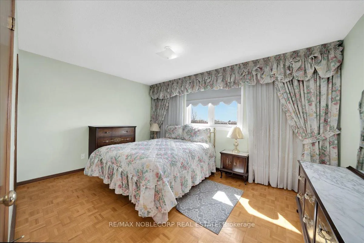 Photo 19 of 175 Oliver Lane, Vaughan, Maple — HOMEH