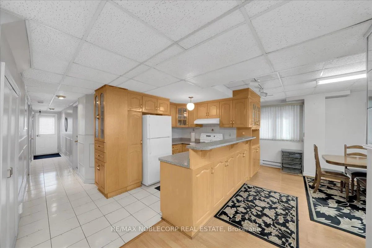 Photo 33 of 175 Oliver Lane, Vaughan, Maple — HOMEH