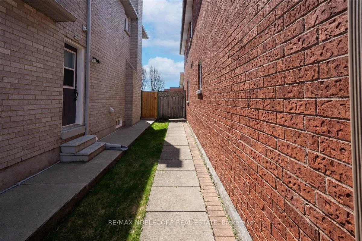 Photo 38 of 175 Oliver Lane, Vaughan, Maple — HOMEH