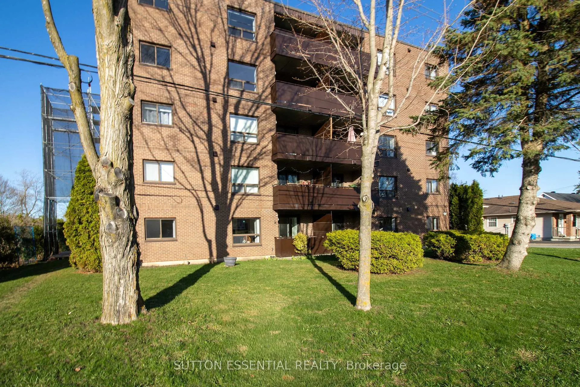 Photo 2 of Unit 404, 95 Windsor Drive, Brockville — HOMEH