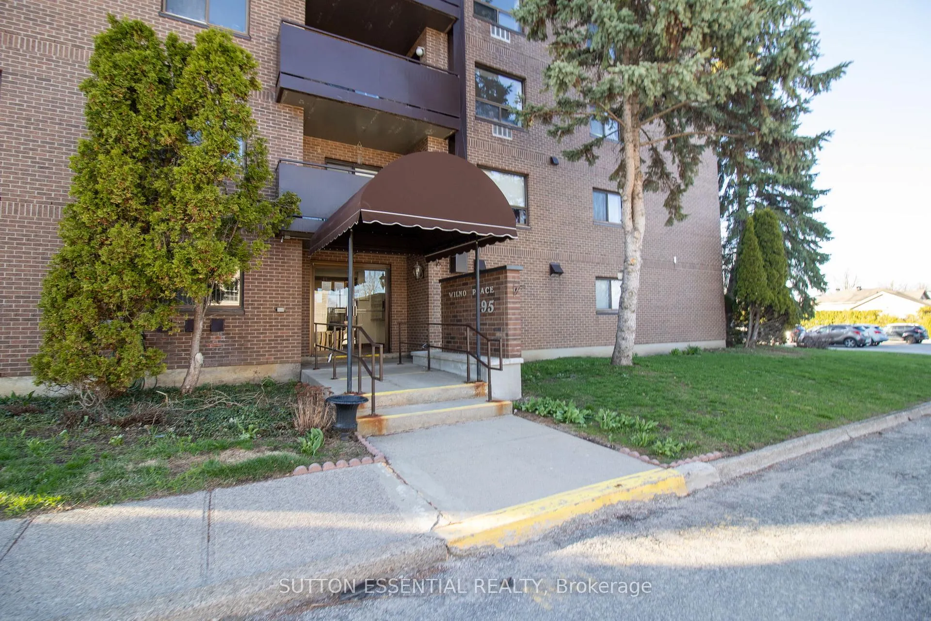 Photo 4 of Unit 404, 95 Windsor Drive, Brockville — HOMEH