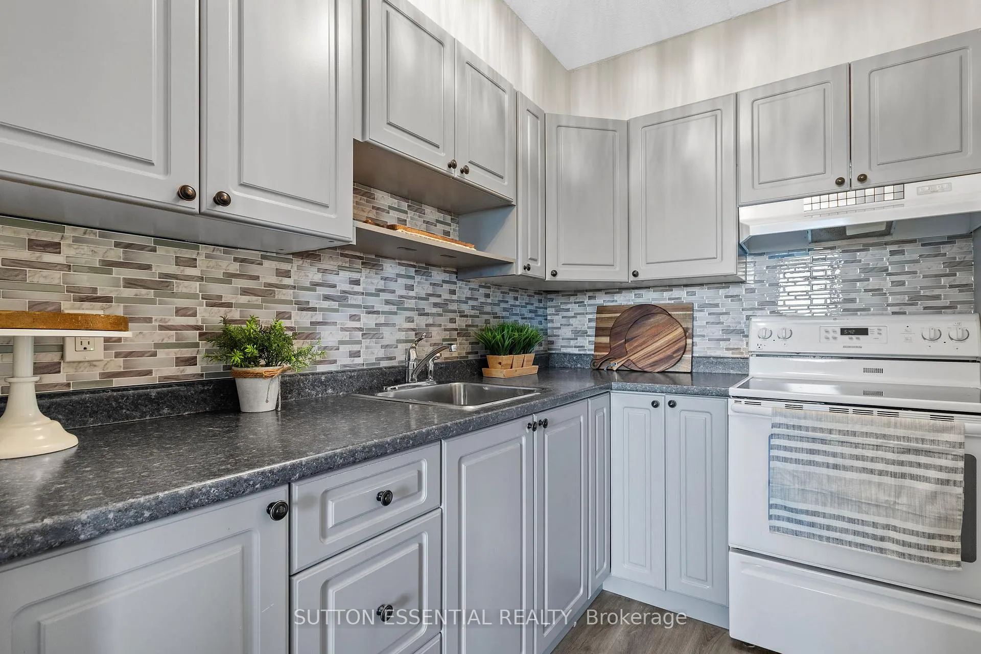 Photo 16 of Unit 404, 95 Windsor Drive, Brockville — HOMEH