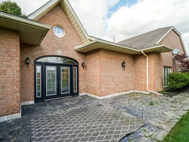 Photo 3 of 16 Ochs Drive, Puslinch, Morriston — HOMEH