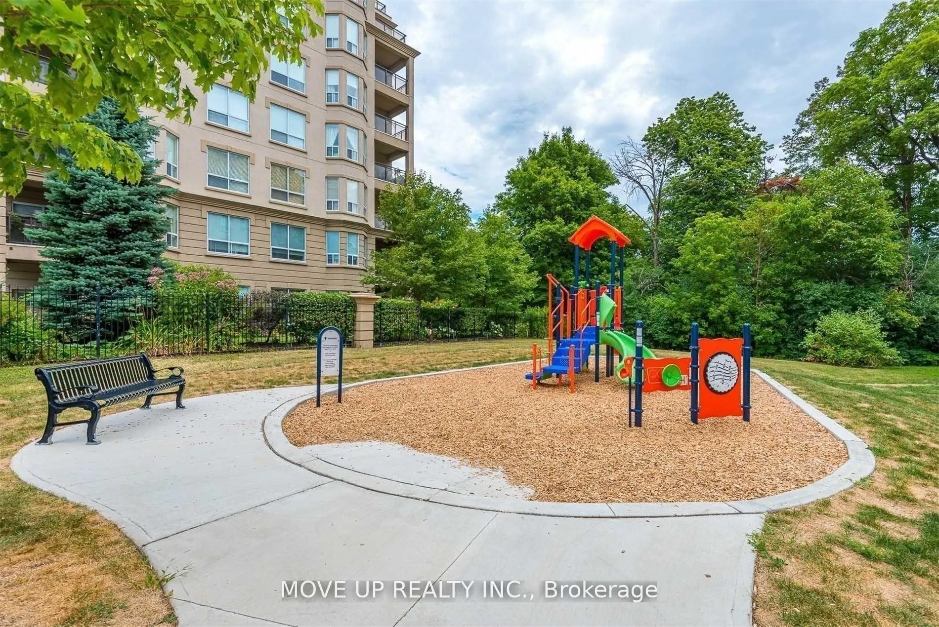 Photo 13 of Unit 413, 8 Maison Parc Court, Vaughan, Lakeview Estates — HOMEH