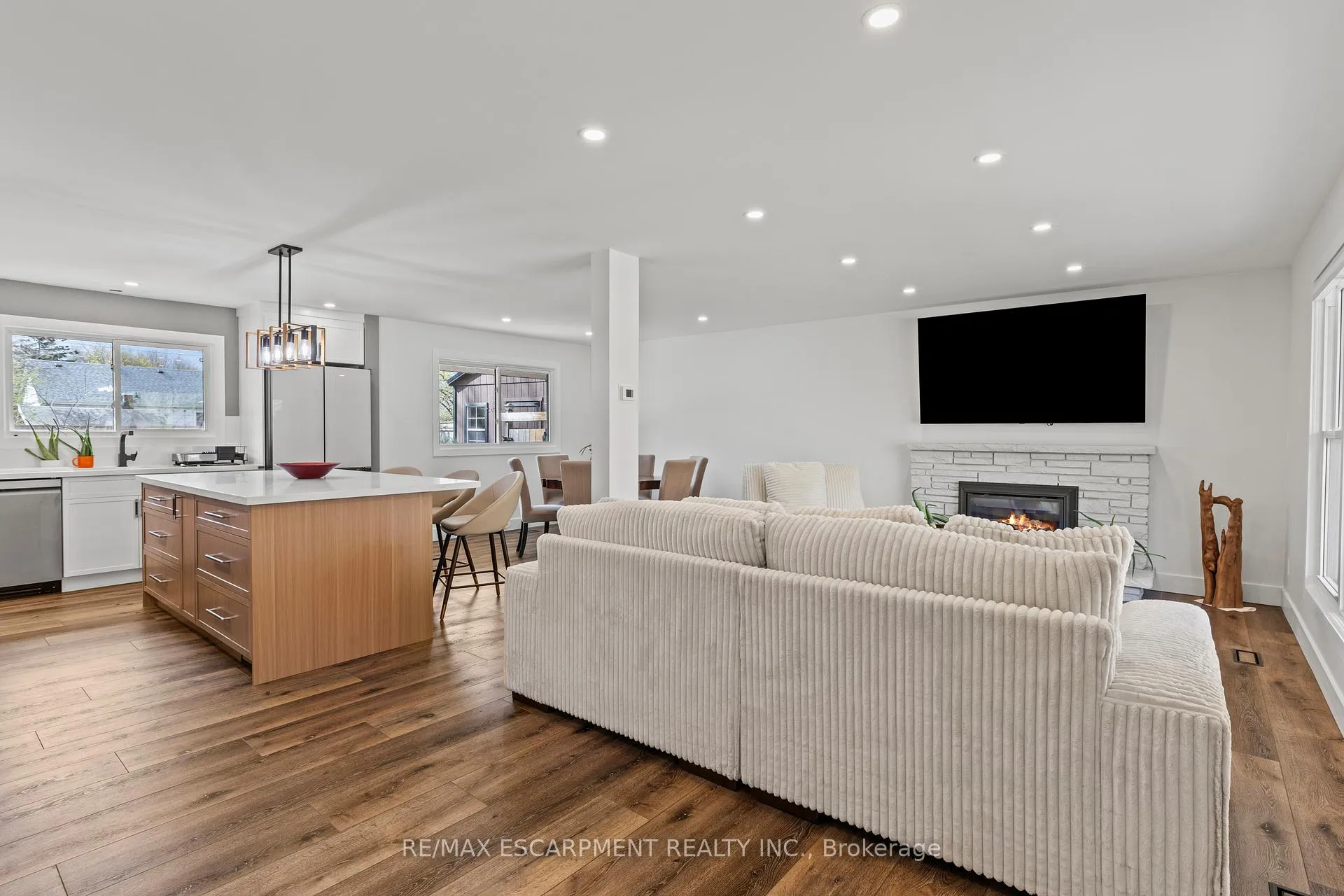 Photo 6 of 45 Driftwood Drive, Brantford, Rosedale/Gable Height — HOMEH