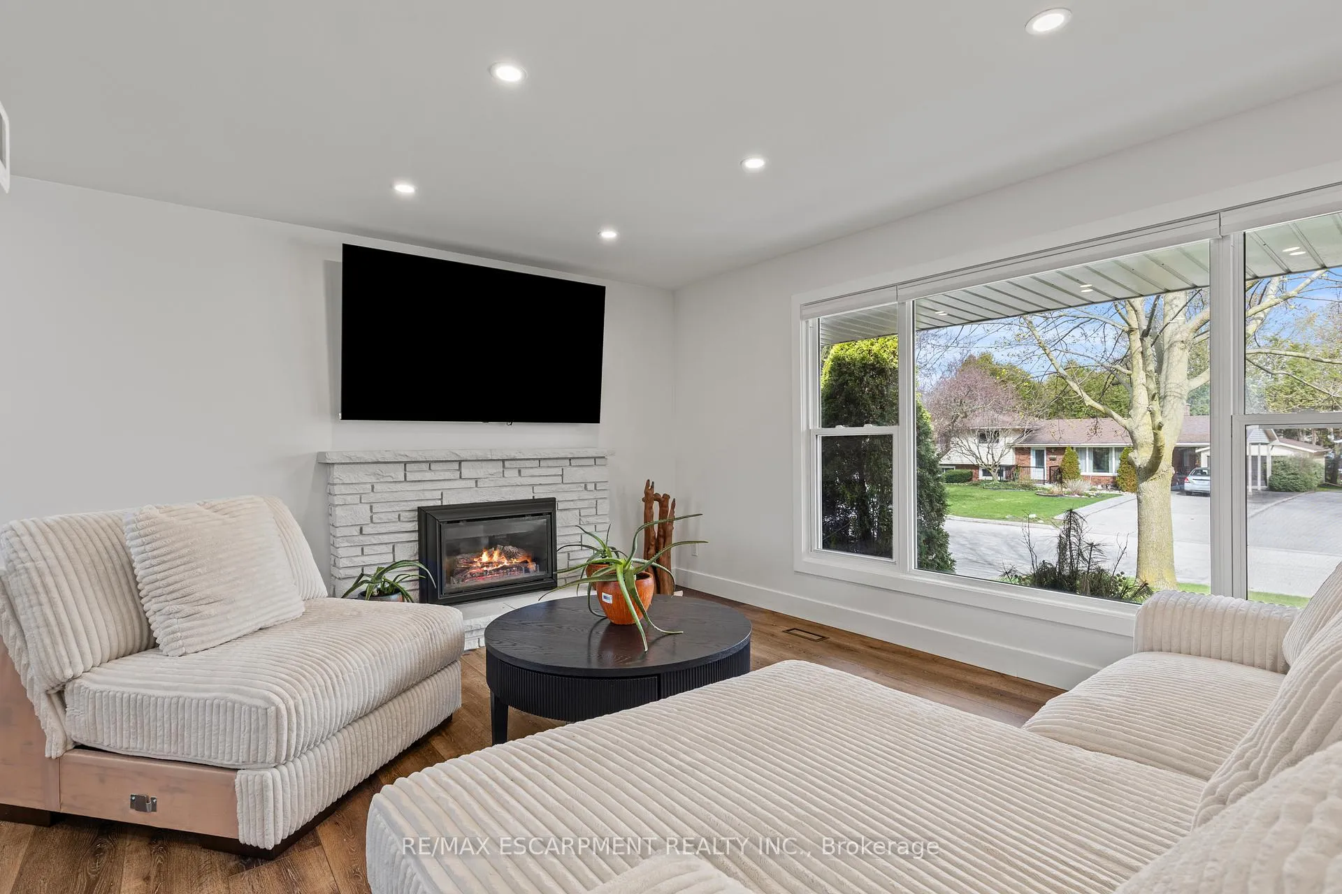 Photo 7 of 45 Driftwood Drive, Brantford, Rosedale/Gable Height — HOMEH