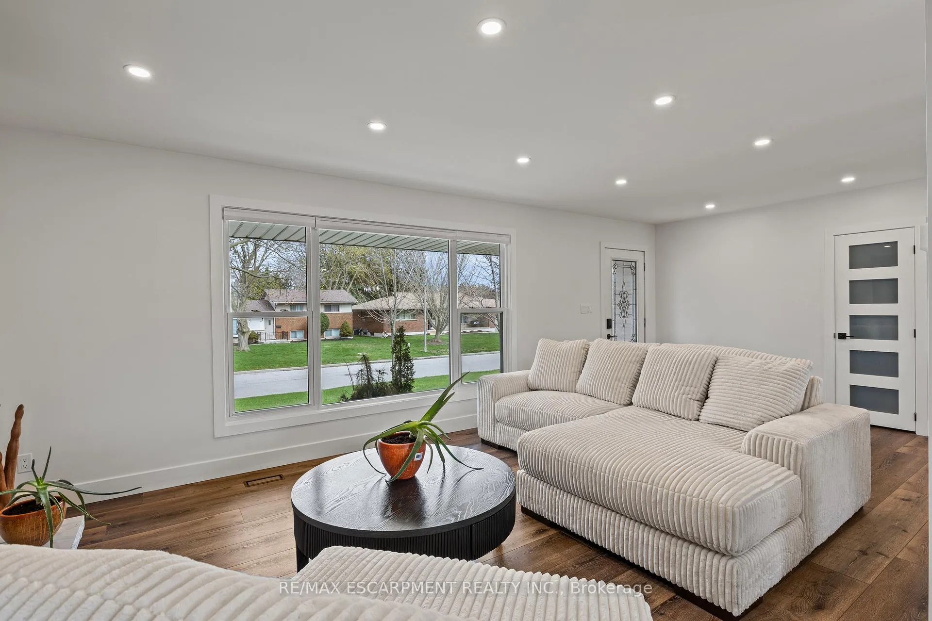 Photo 8 of 45 Driftwood Drive, Brantford, Rosedale/Gable Height — HOMEH