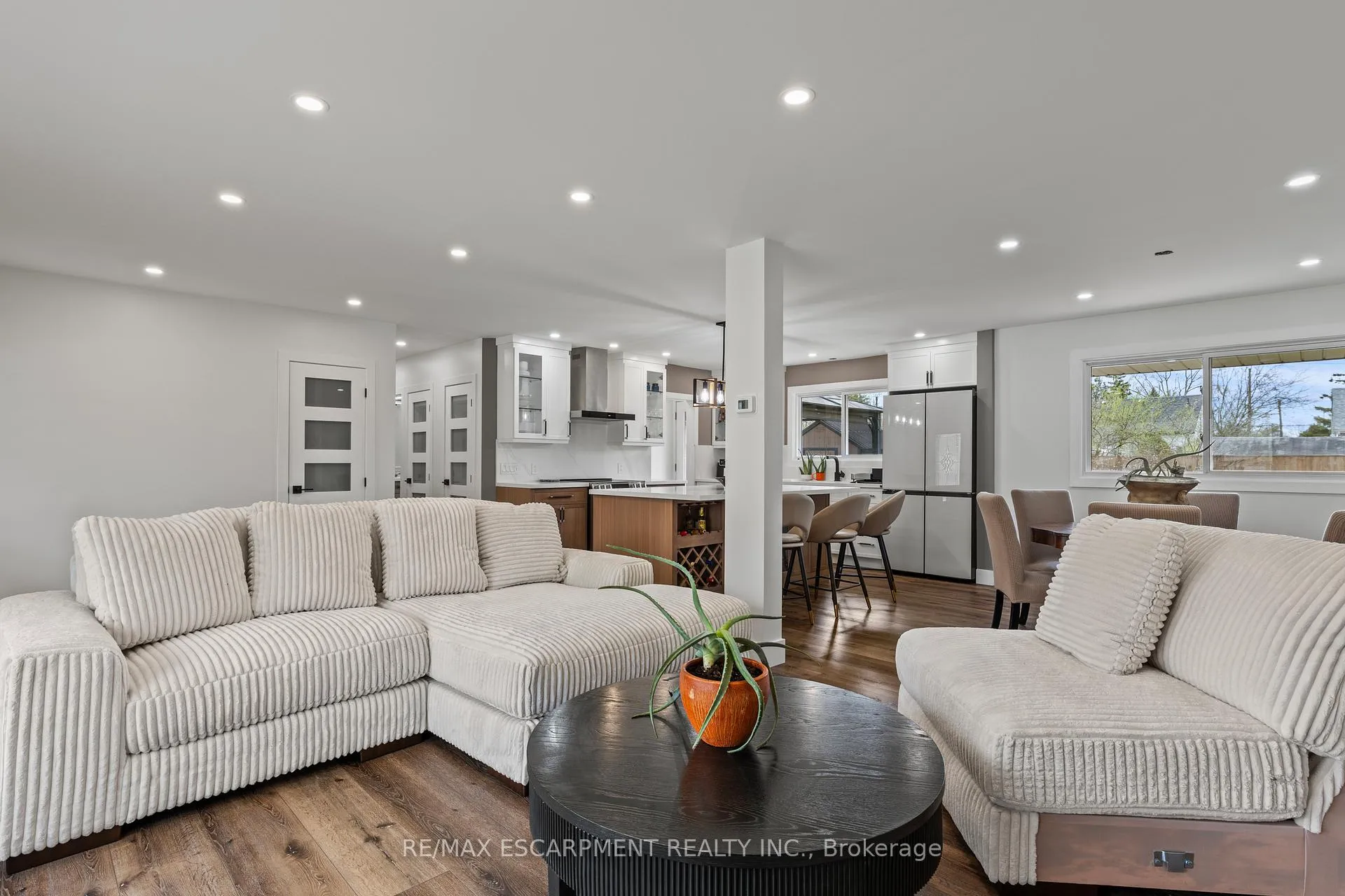 Photo 9 of 45 Driftwood Drive, Brantford, Rosedale/Gable Height — HOMEH