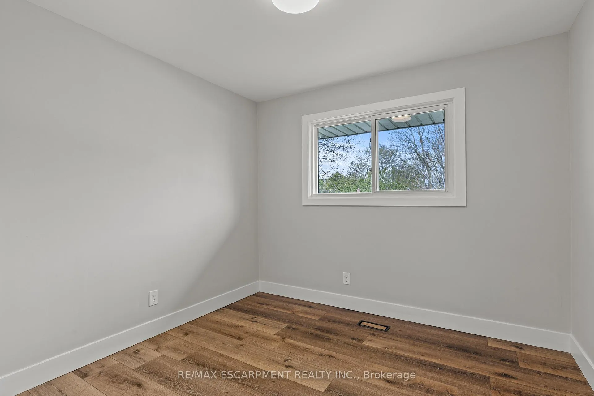 Photo 17 of 45 Driftwood Drive, Brantford, Rosedale/Gable Height — HOMEH