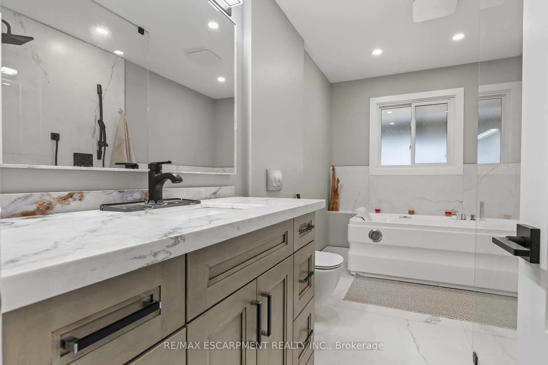 Photo 18 of 45 Driftwood Drive, Brantford, Rosedale/Gable Height — HOMEH