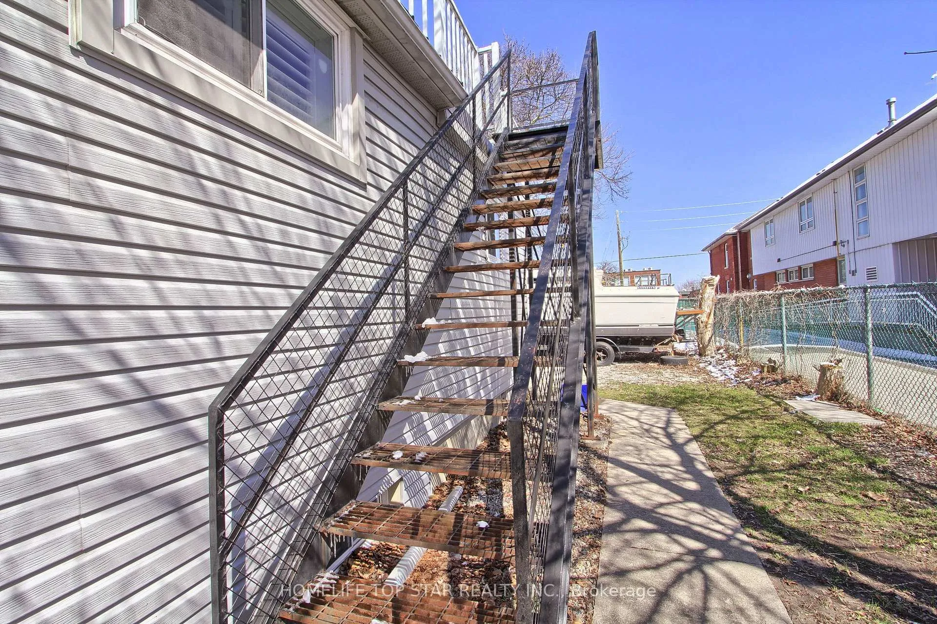 Photo 5 of Unit Upper, 17 Royal Street, Oshawa, Central — HOMEH
