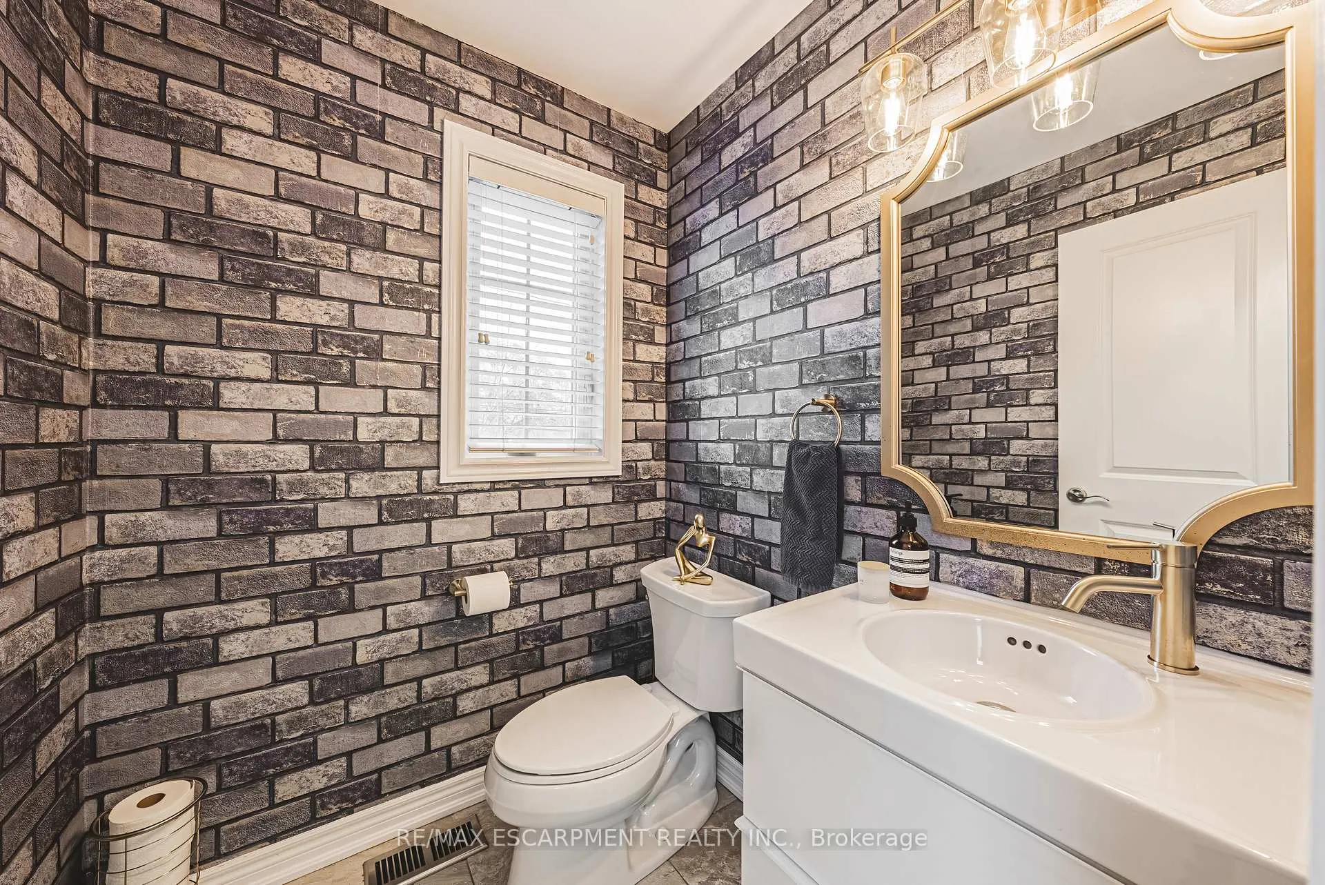 Photo 13 of Unit 4, 2220 Queensway Drive, Burlington, Freeman — HOMEH