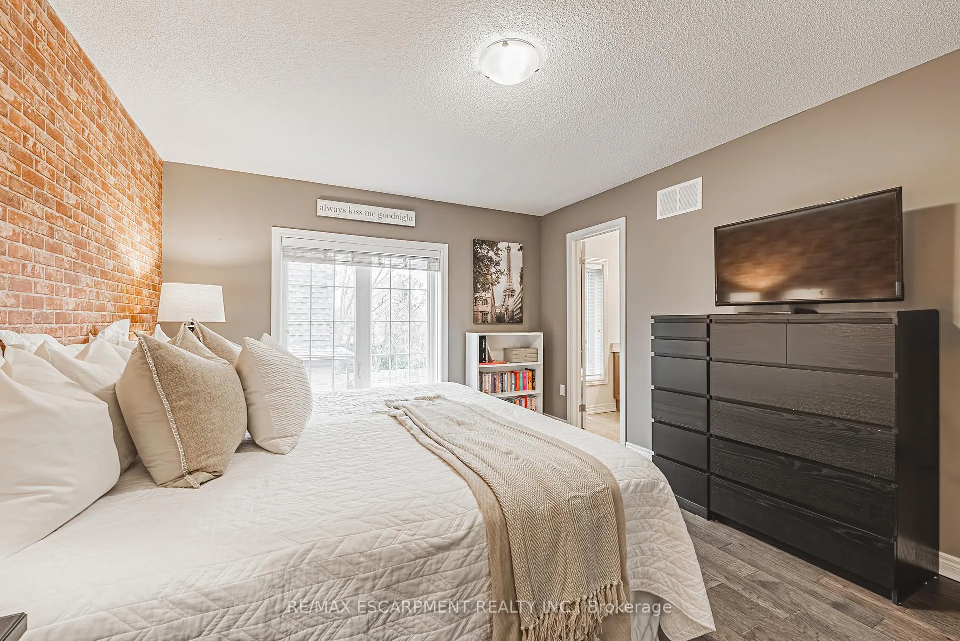 Photo 15 of Unit 4, 2220 Queensway Drive, Burlington, Freeman — HOMEH
