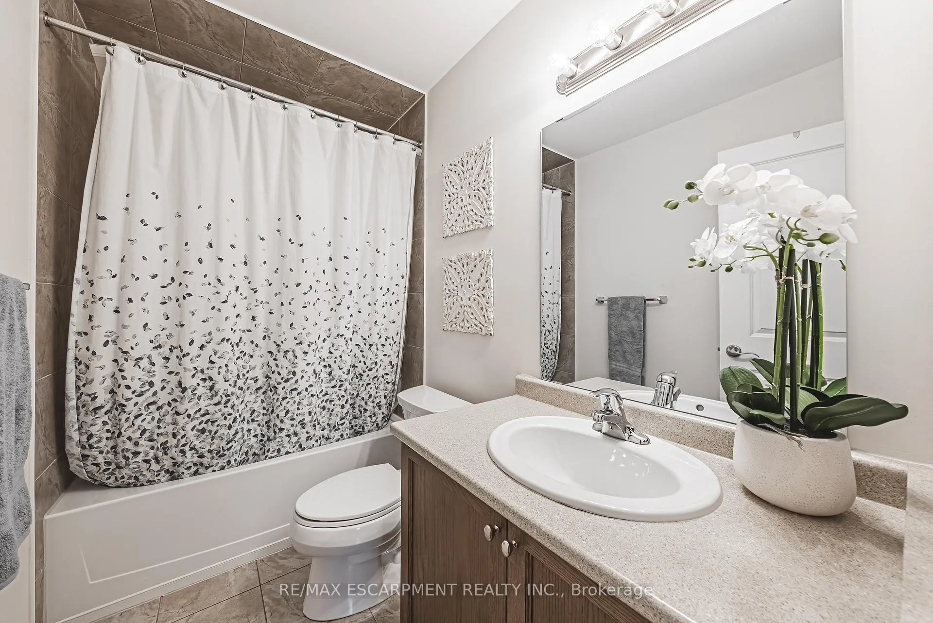 Photo 17 of Unit 4, 2220 Queensway Drive, Burlington, Freeman — HOMEH