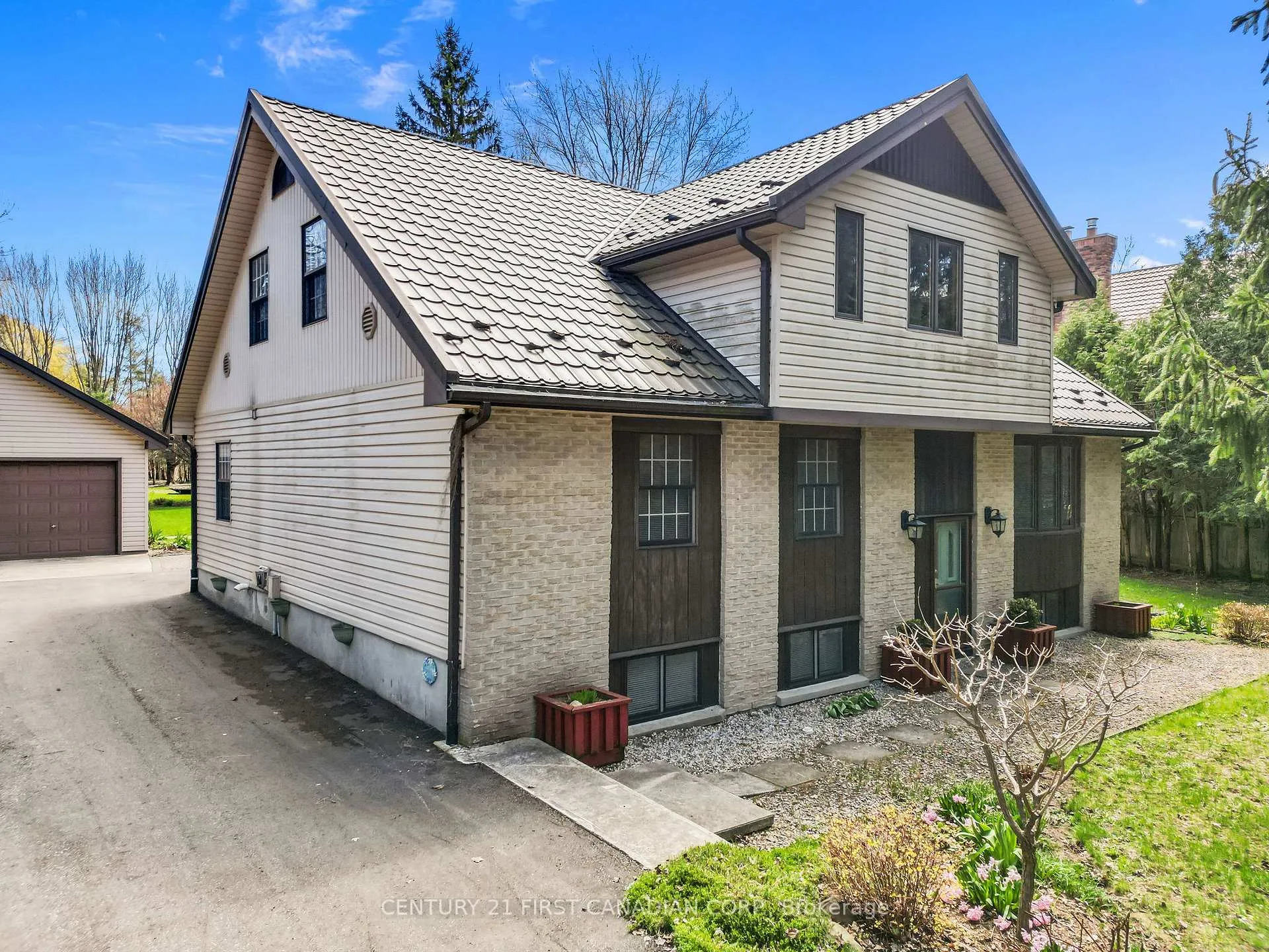 Photo 3 of 33396 Queen Street, North Middlesex, Ailsa Craig — HOMEH